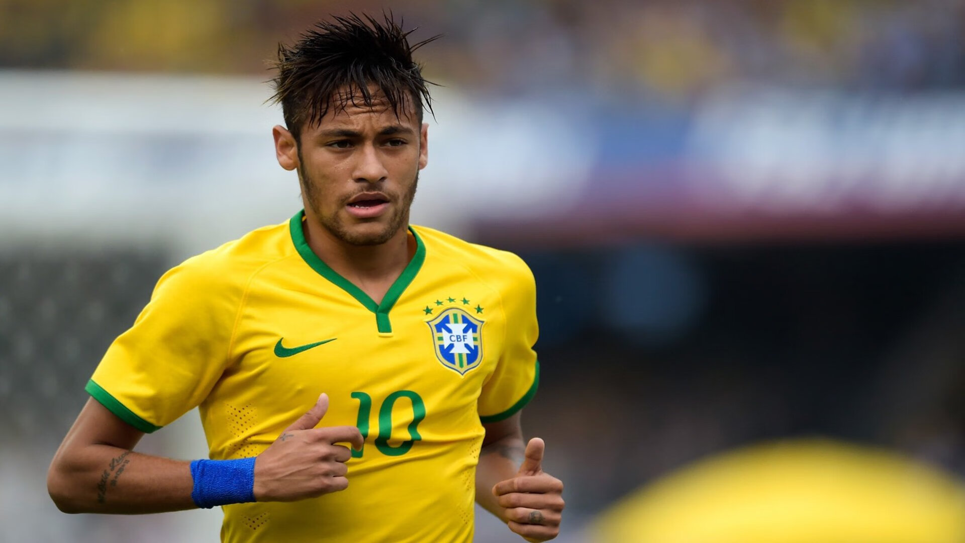 足球赛事热火朝天,球队实力对话激烈,火热的足球比赛