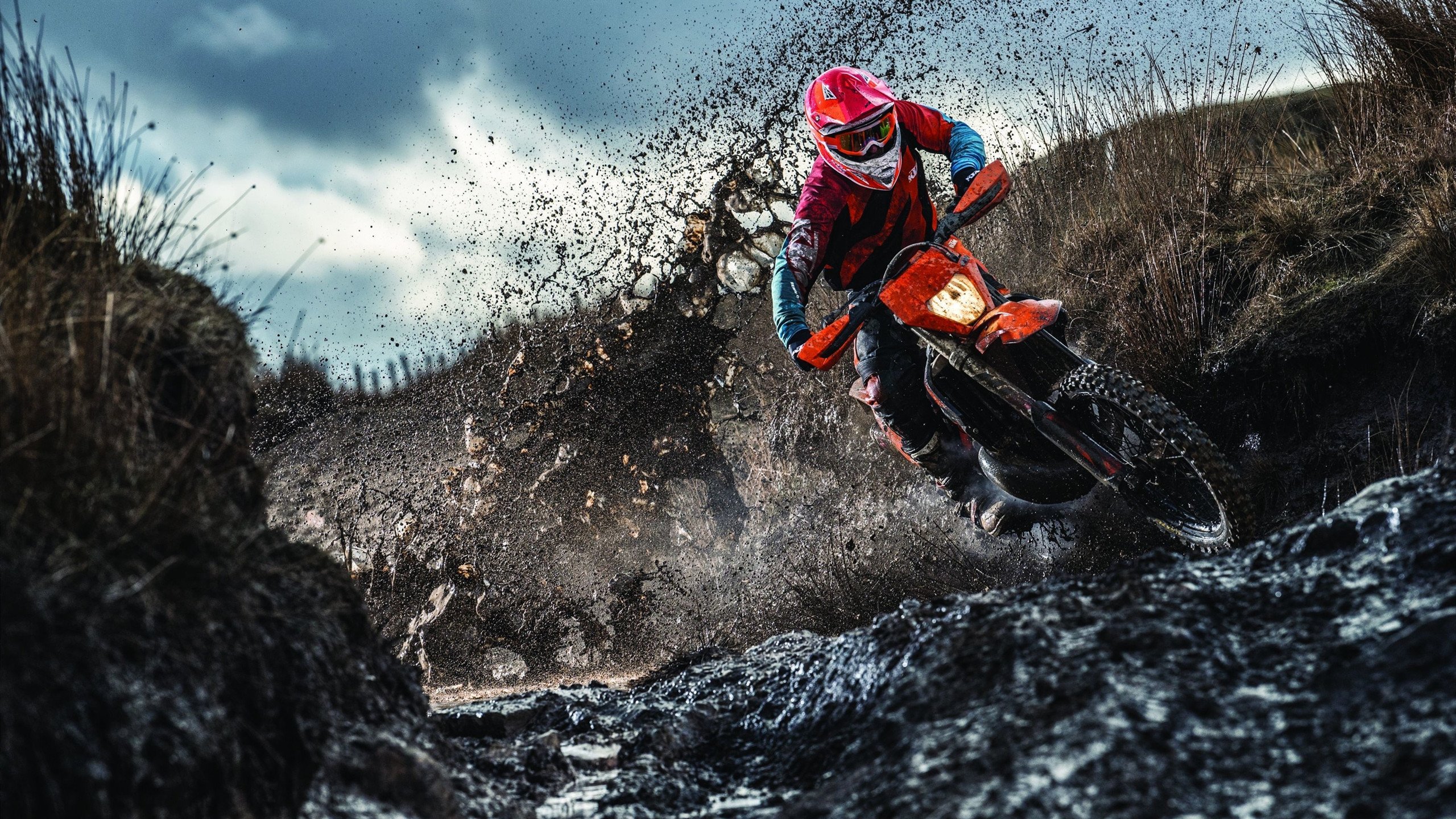 “泥浆激荡：越野赛段的血性拼搏”，泥浆大赛视频